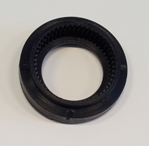 Čierny krúžok na termostatickej kartuši pod rukoväťou batérie